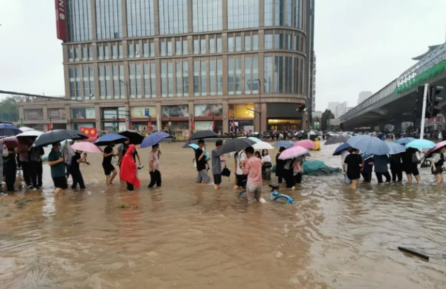 河南千年一遇的大暴雨停下之前，作為普通人，我們可以做什么？